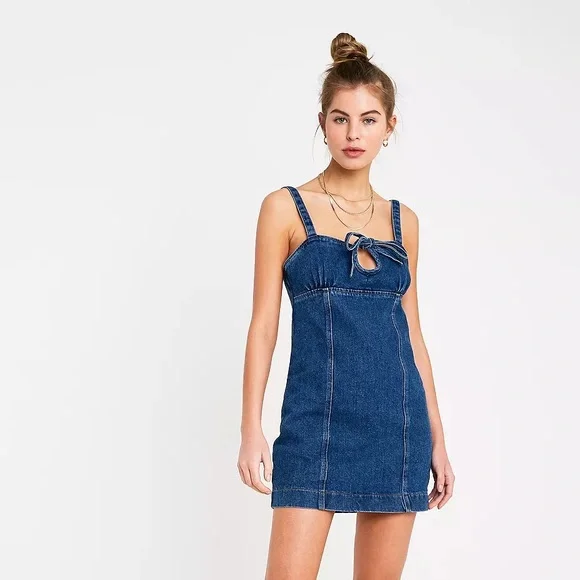 ๐๐ฆ๐ NWOT BLUE DENIM Urban Outfitters UO Keyhole Dress - Picture 3 of 10